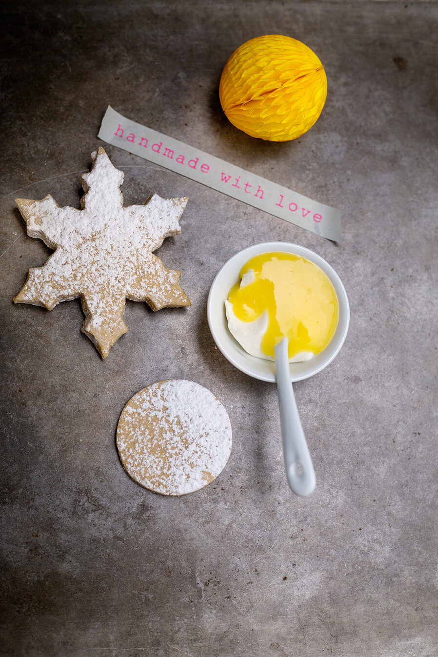 Cookies with lemon curd