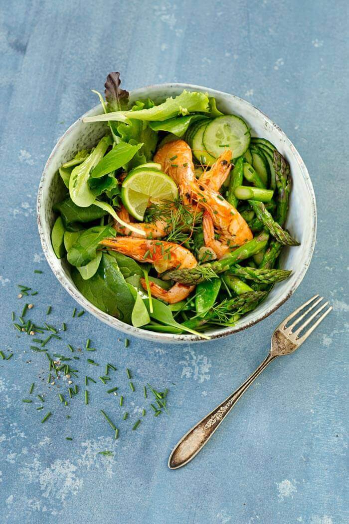 Gambas mit Salat und grünem Spargel