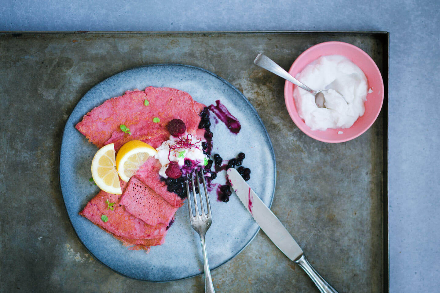 Pinker Pfannkuchen auf Blech