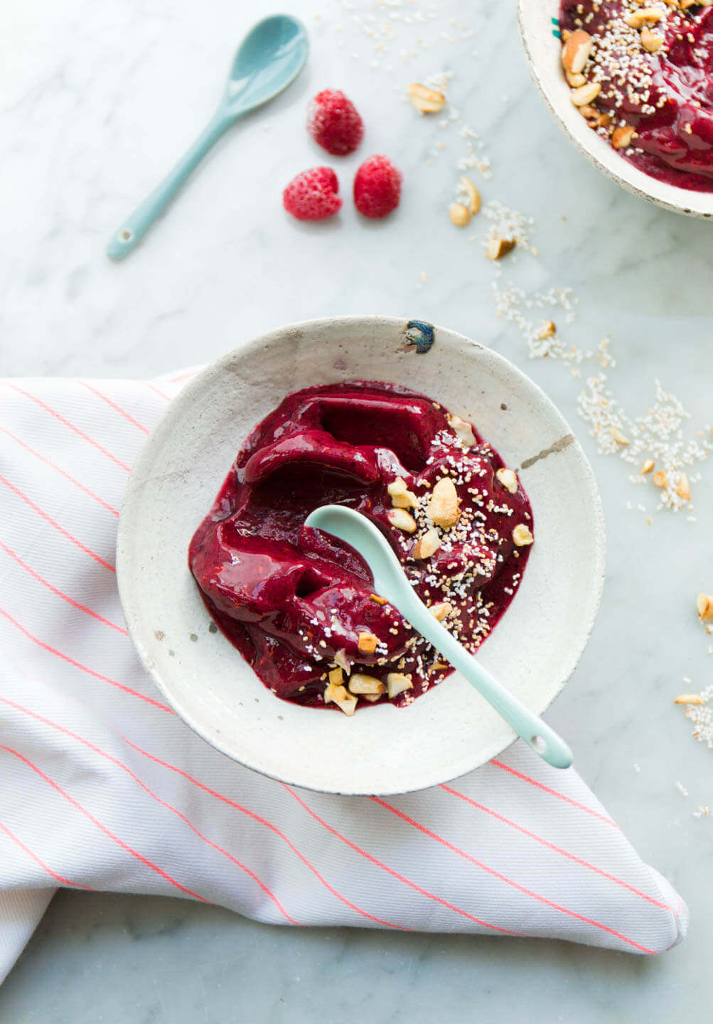 Acai-Bowl mit gerösteten Nüssen