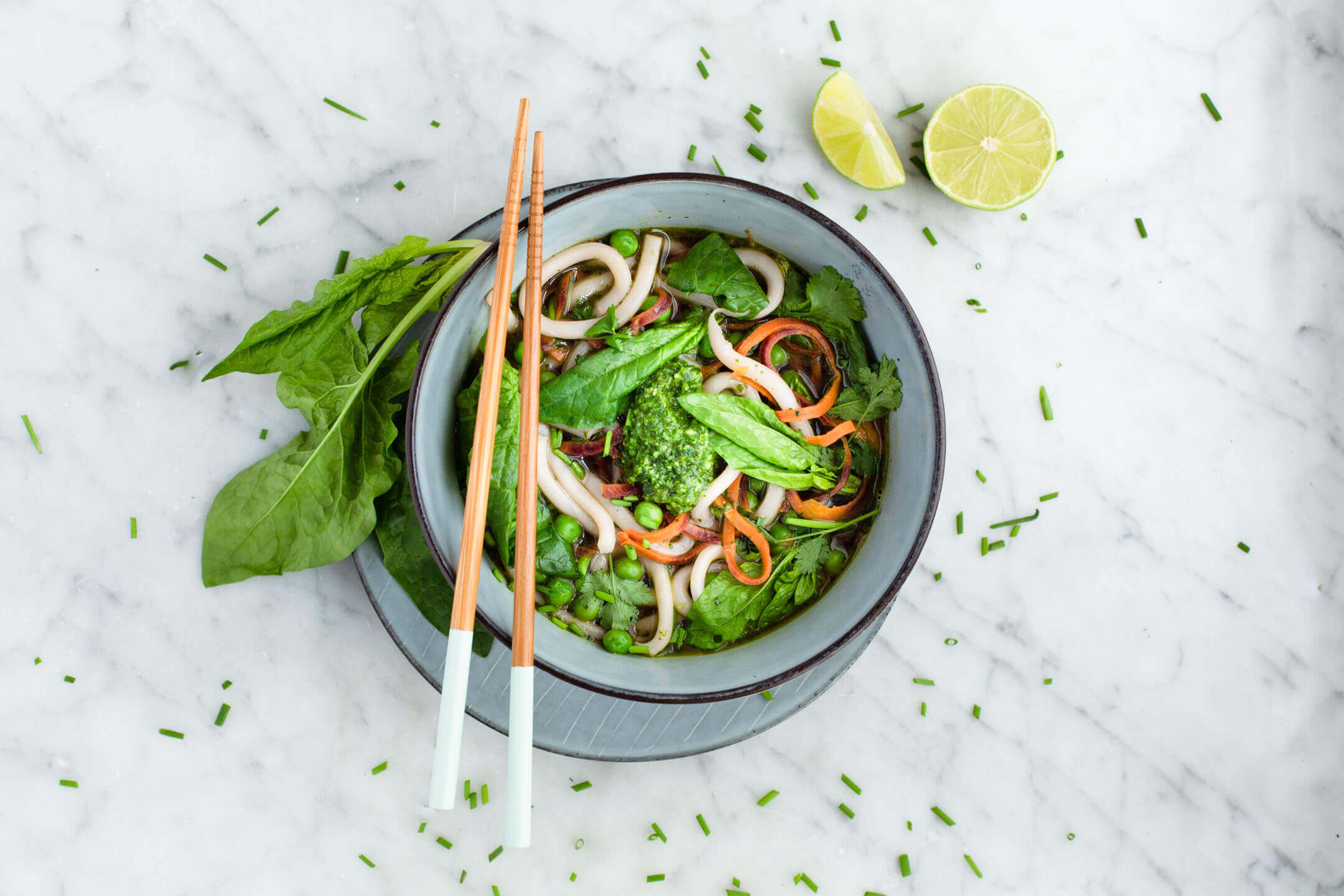 Udon-Nudelsuppe mit asiatischem Bärlauchpesto