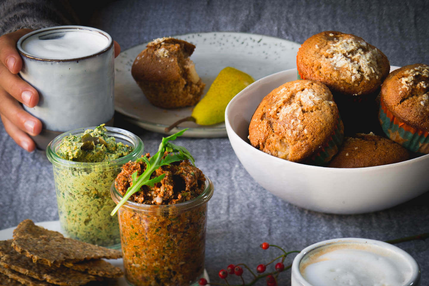 Teller, Becher, Schale mit Muffins