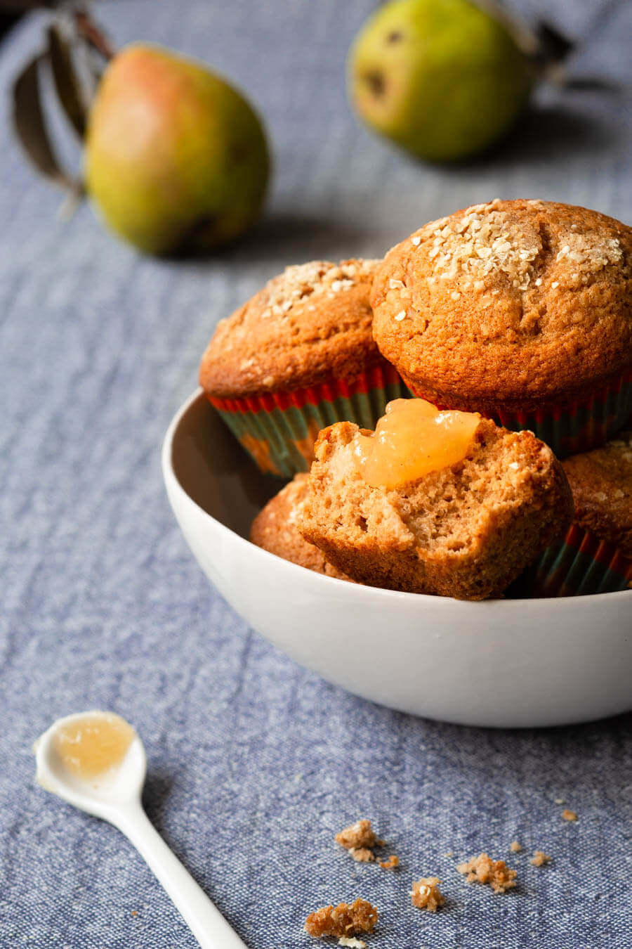 Birnen-Muffins und Cracker zum Frühstück