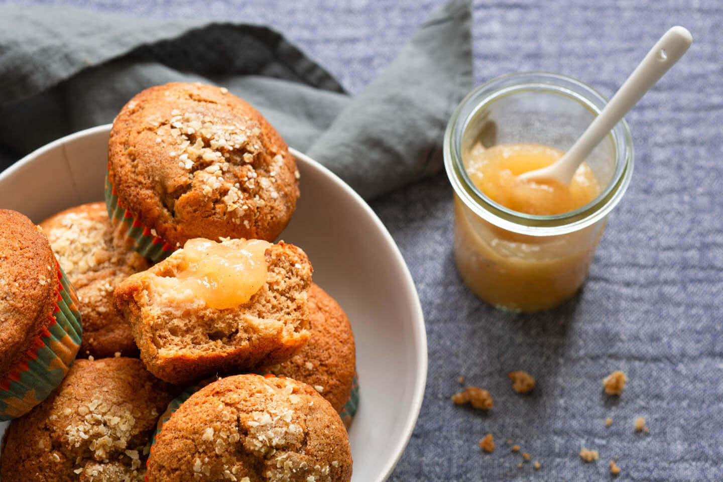 Schüssel mit Birnenmuffins und Birnenmarmelade auf Tisch