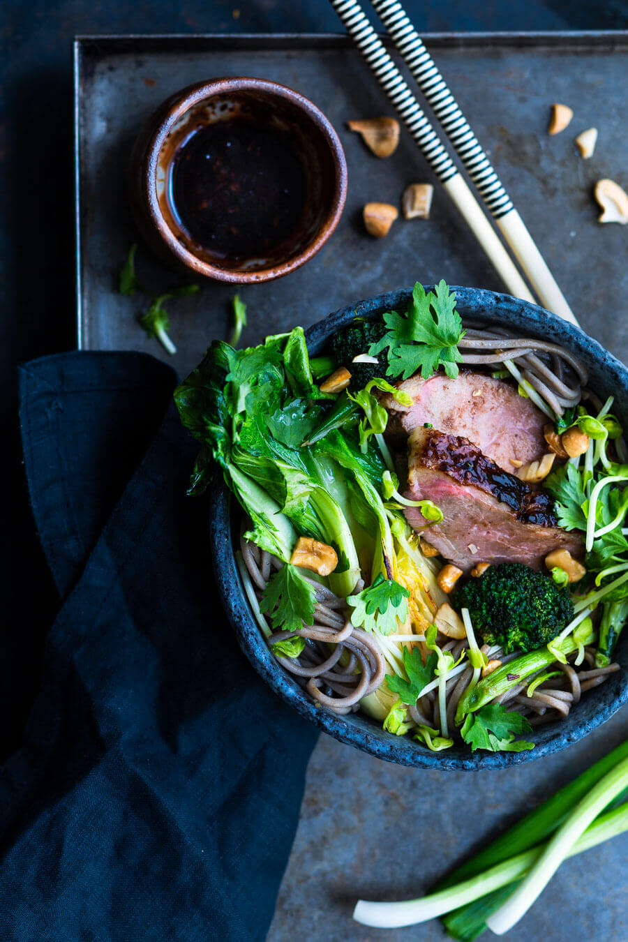 Asiatische Nudelpfanne mit gebratener Ente