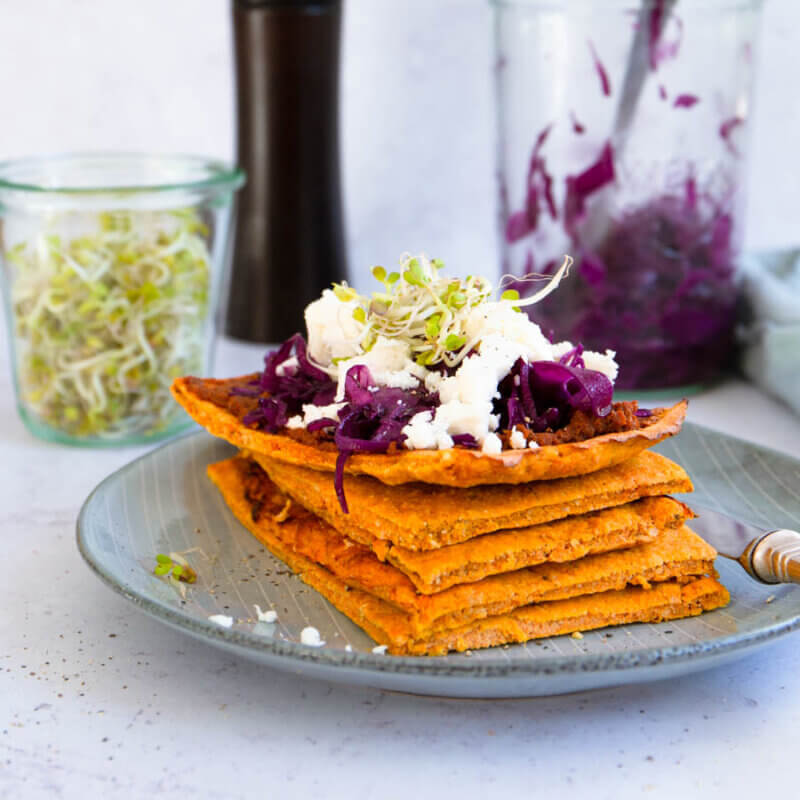 Flatbread Sandwich mit Feta und Rotkohl auf Teller