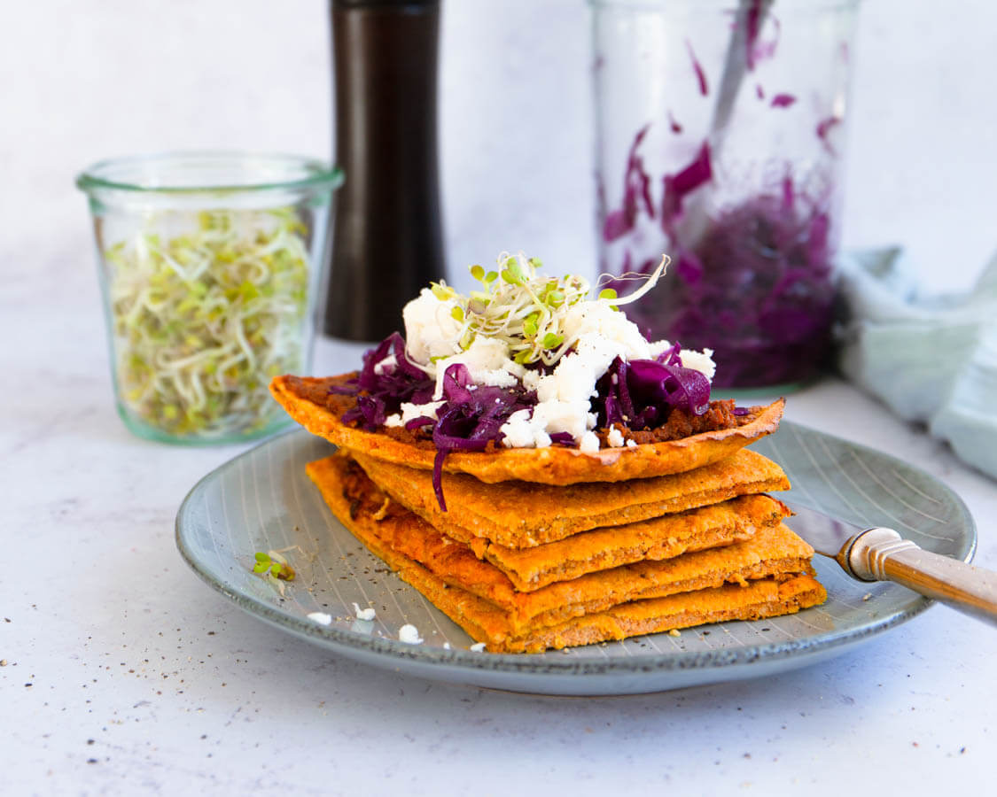 Flatbread Sandwich mit Feta und Rotkohl auf Teller