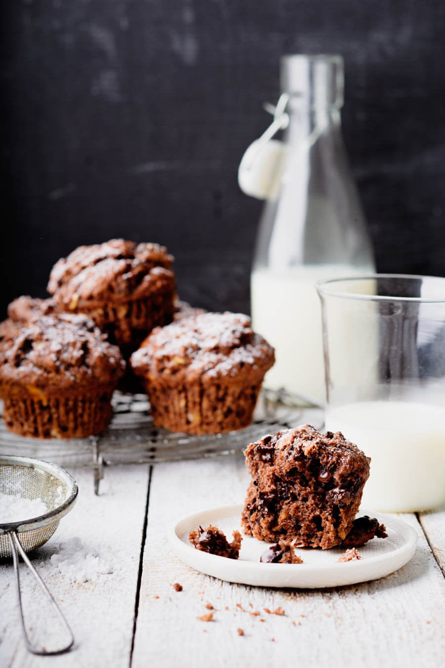 Schokoladen-Muffin, auf Gitter mit Milchflasche