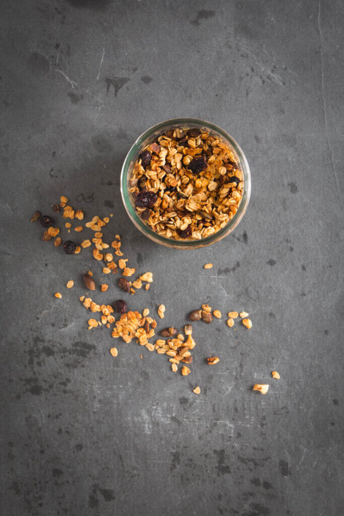 Knuspermüsli in Glas auf grauem Untergrund