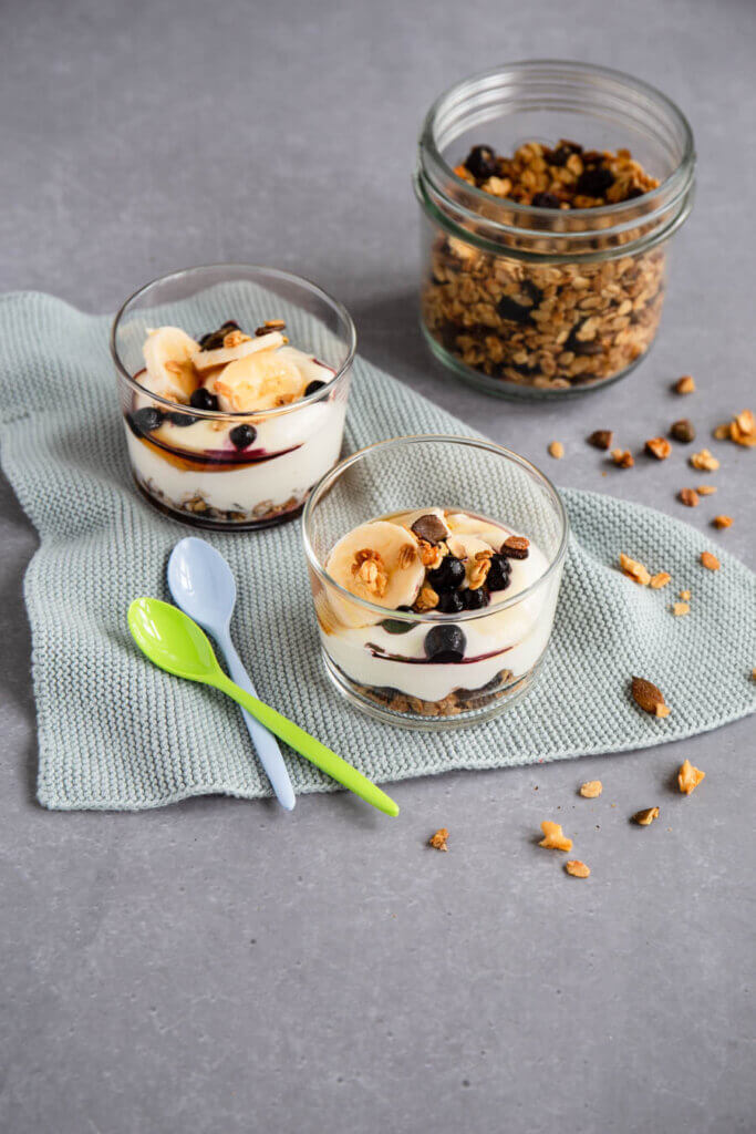 2 Dessertgläser mit Granola und Joghurt