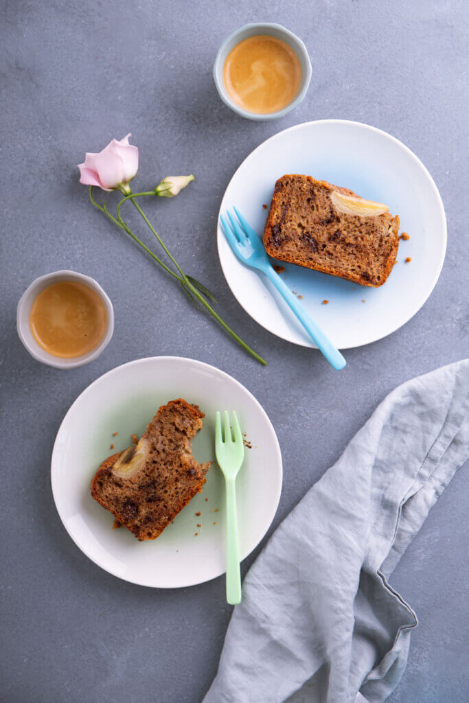 Bananenbrot auf Tellern, Espressotassen