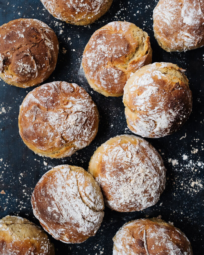 Kartoffel-Dinkel-Brötchen auf Blech