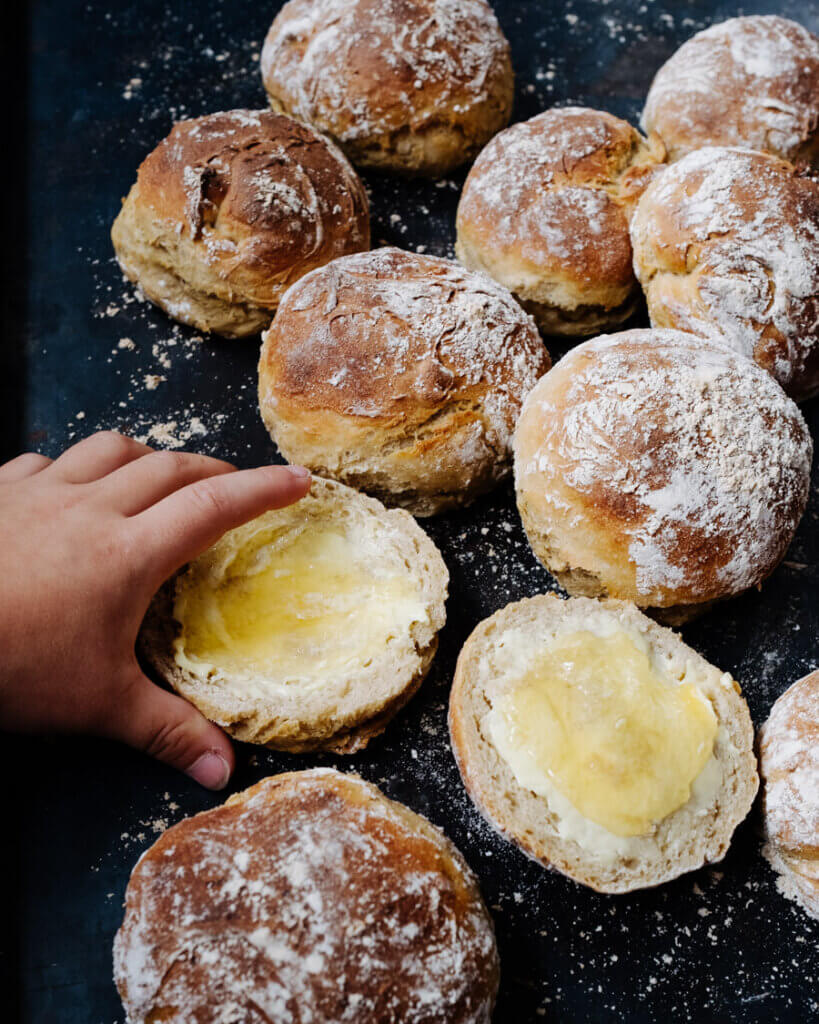 Kinderhand greift ein Brötchen