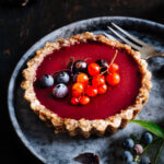 Beeren-Tarte mit Beeren oben drauf