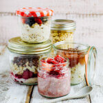 5 Gläser mit verschiedenen Overnight Oats