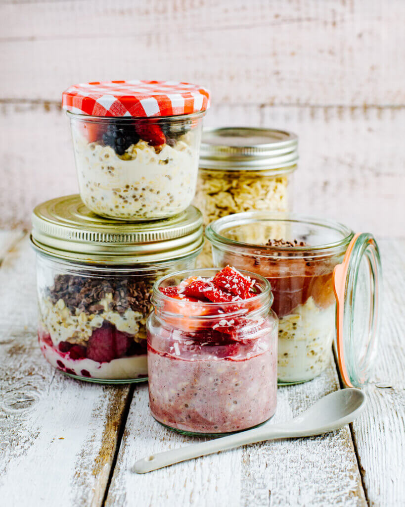 5 Gläser mit verschiedenen Overnight Oats