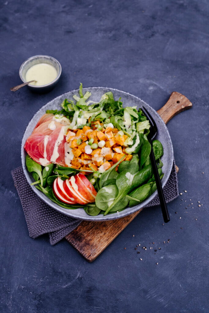 Teller auf Bietet mit herbstlichen Salat 