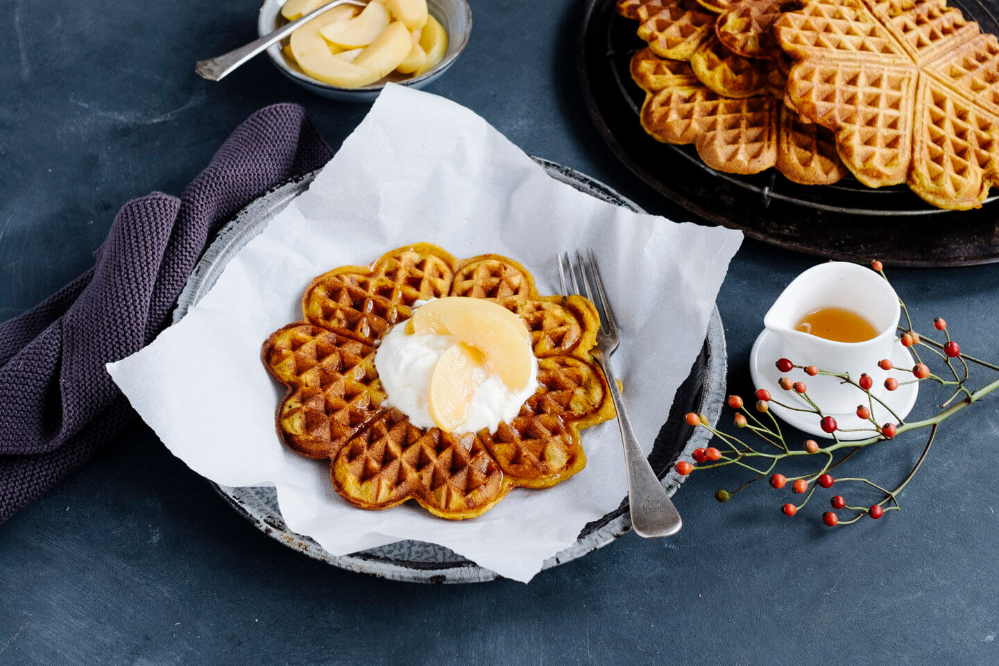 Zimt-Kürbis-Waffeln auf Teller