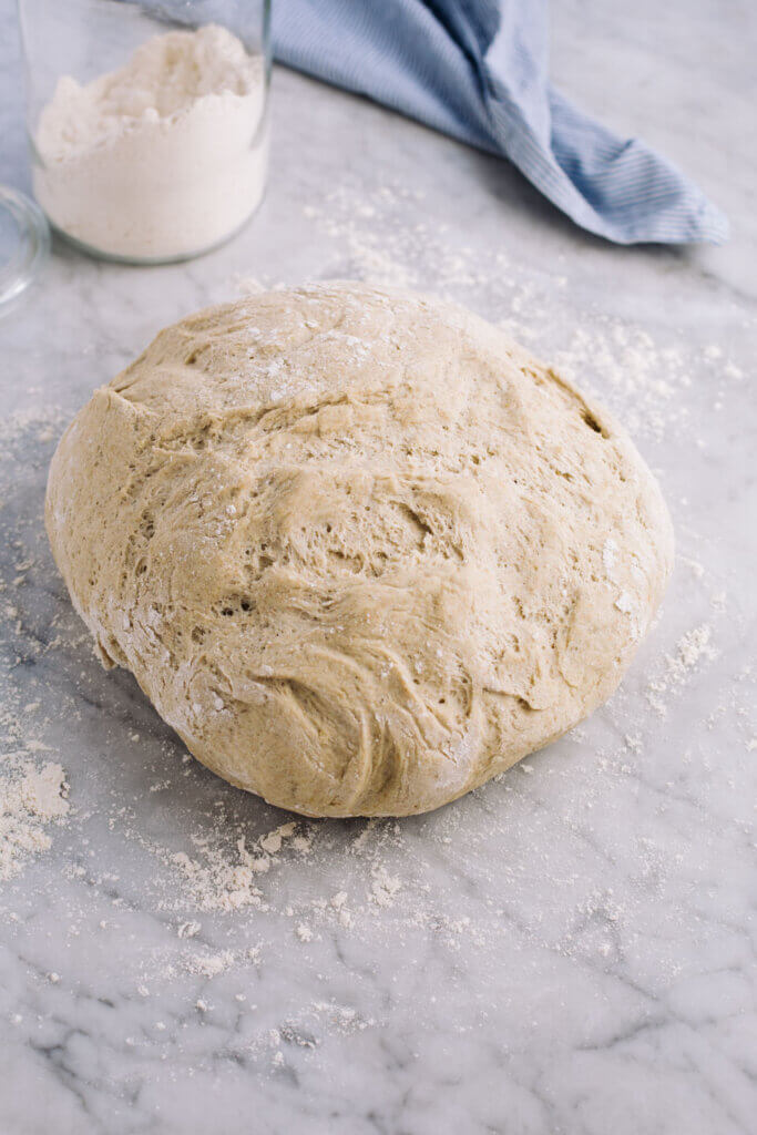 Kartoffelbrot Teig auf Marmorplatte