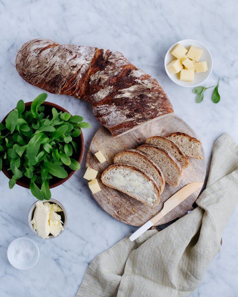 Aufgeschnittenes Kartoffelbrot auf Brotzeitbrett