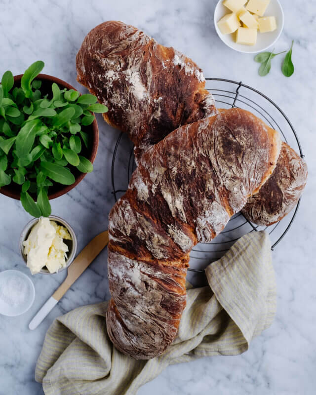 Kartoffelbrot auf Gitter