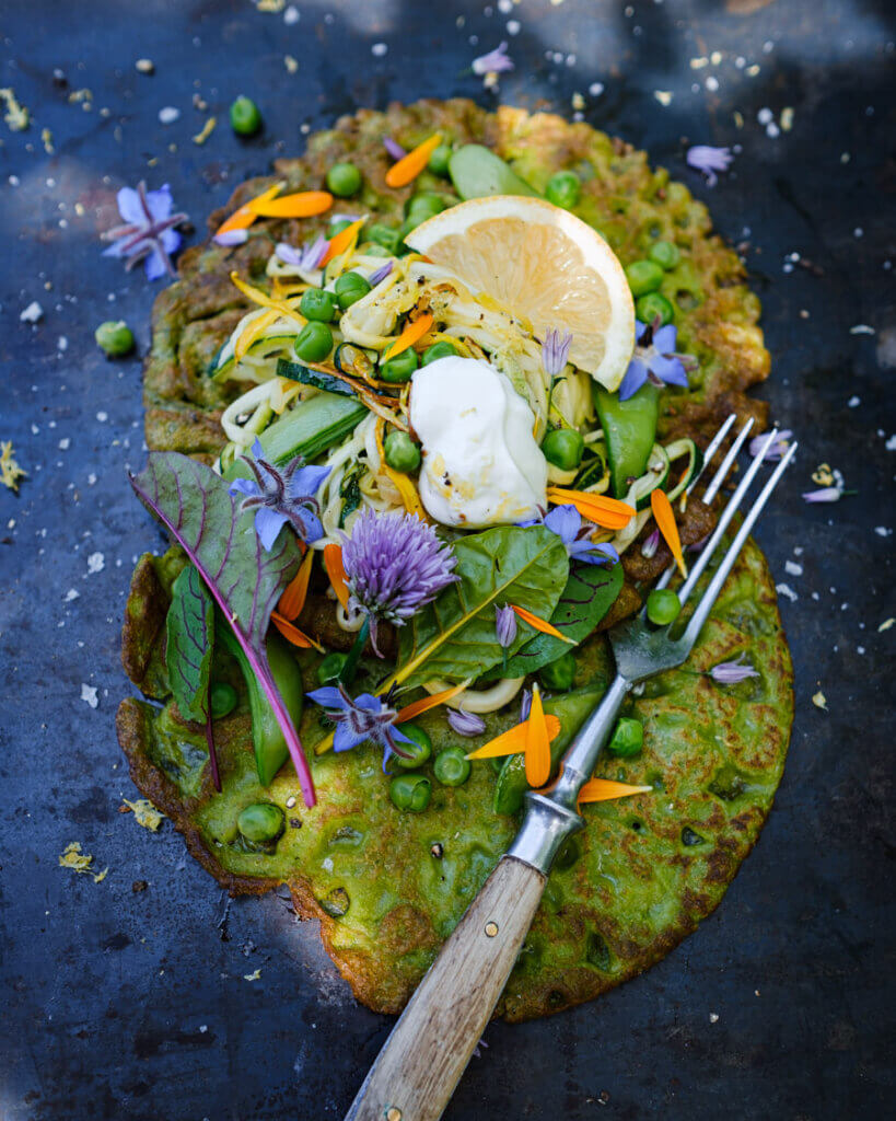 Grüner Pfannkuchen auf Blech