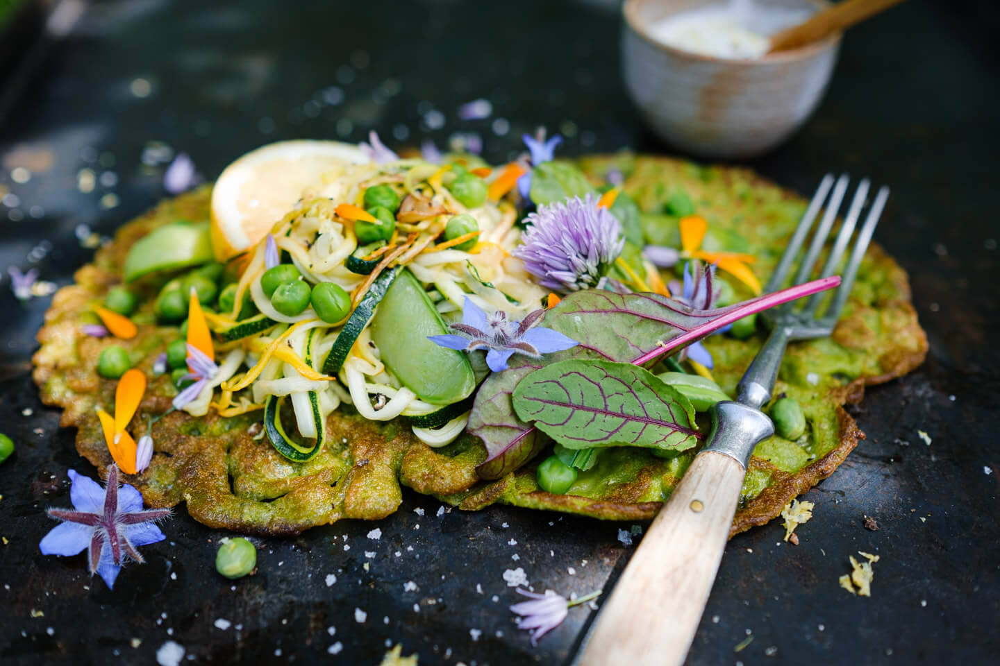 Grüner Pfannkuchen auf Blech mit Gabel