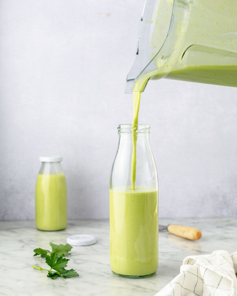 Salat-Dressing wird in Flasche abgefüllt