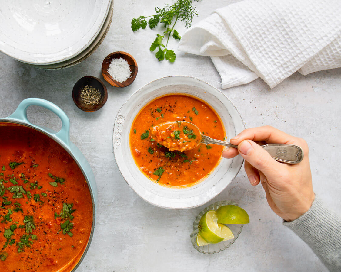 Linsen-Kokos-Suppe in Schüsselchen