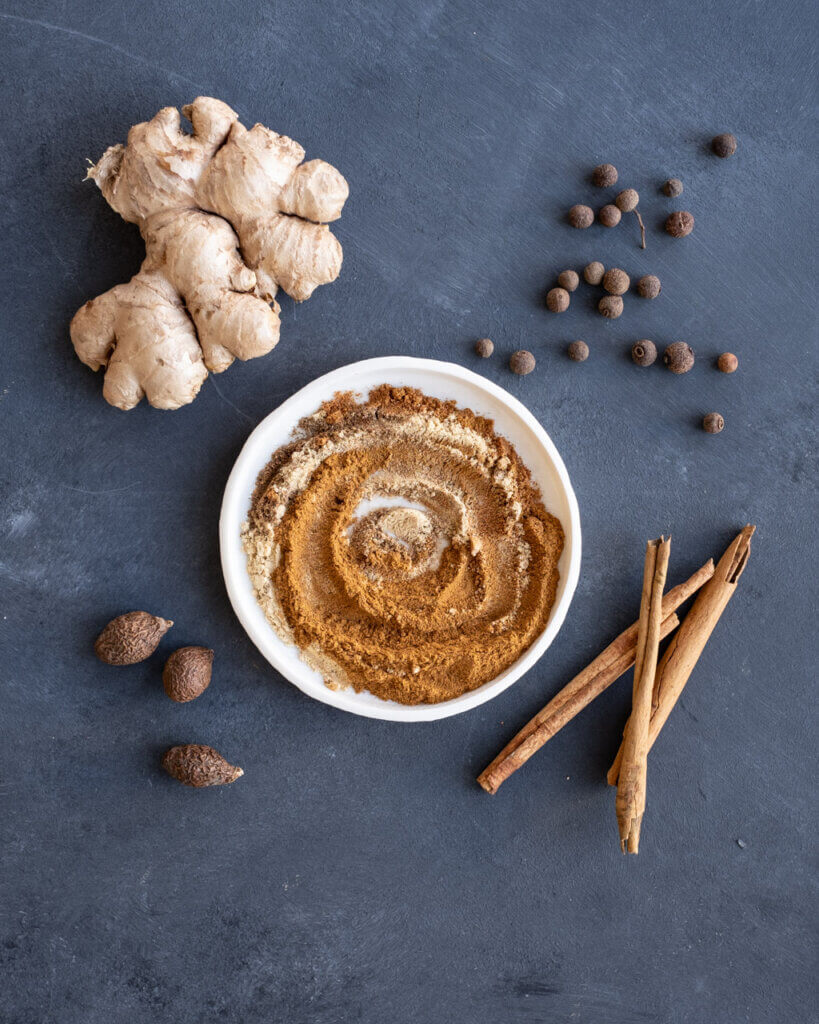 Pumpkin Pie Spice Gewürze auf Teller