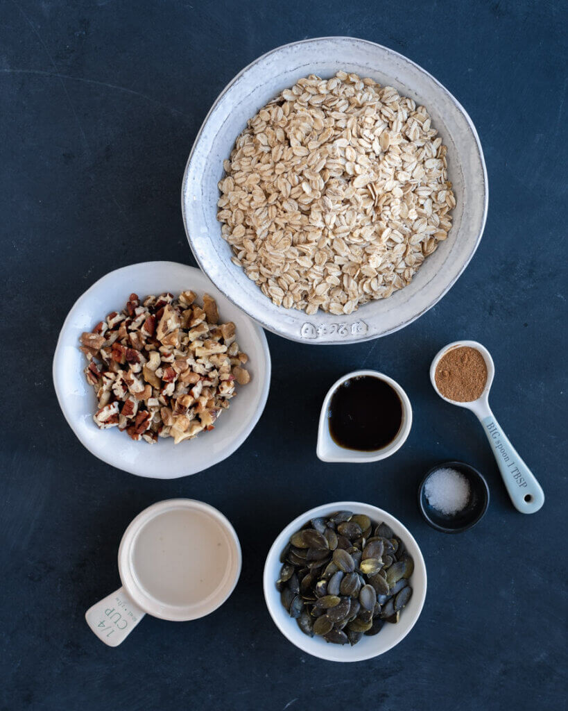 Zutaten Pumkin Pie Granola in kleinen Schüsseln