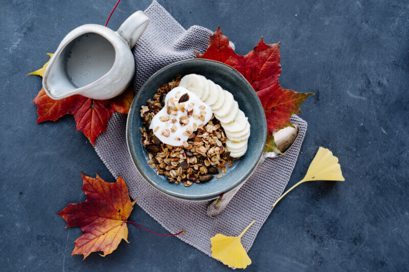 Pumkin Spice Granola in einer Schüssel ,it Banane und Kokosjoghurt