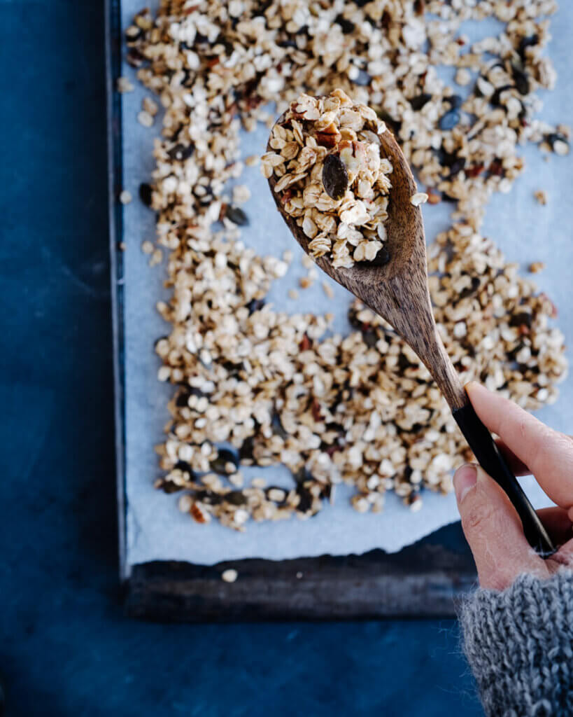 Pumkin Spice Granola auf Löffel