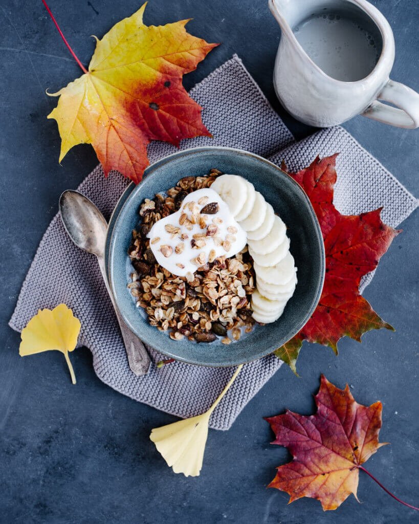 Pumpkin Spice Granola mit Bananen und Joghurt