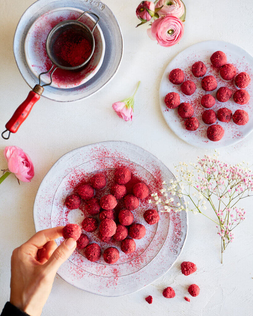 Himbeer Bliss Balls auf Teller