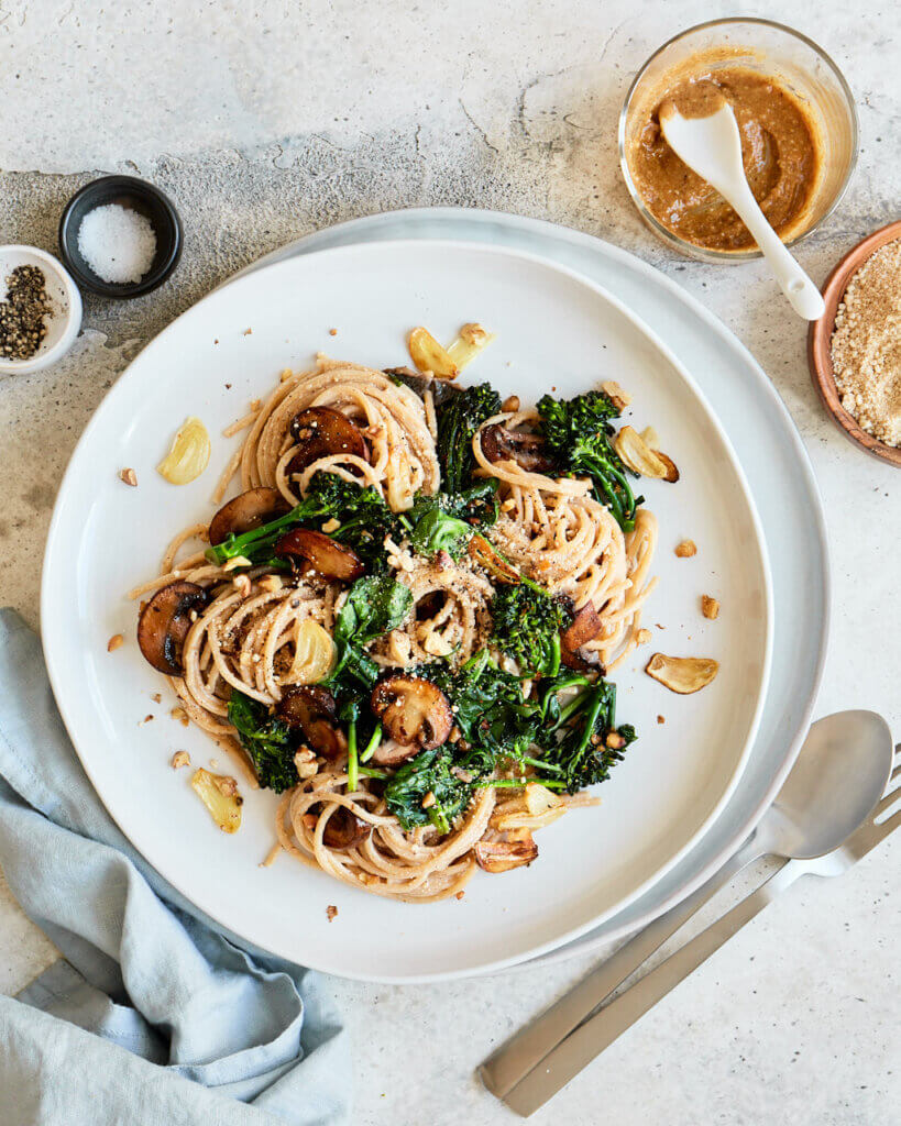 Walnuss-Pesto mit Spaghetti auf weißem Teller