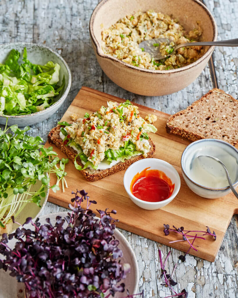 Kichererbsenaufstrich auf Vollkornbrot