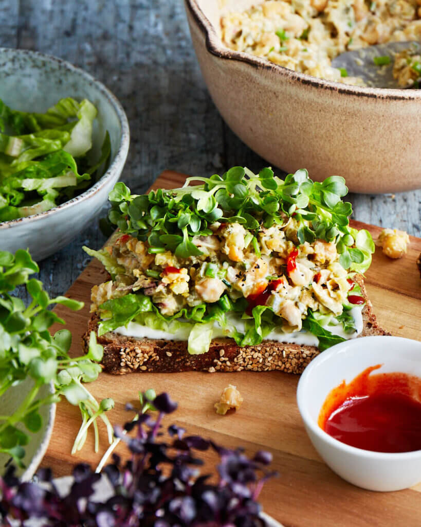 Kichererbsenaufstrich auf Vollkornbrot