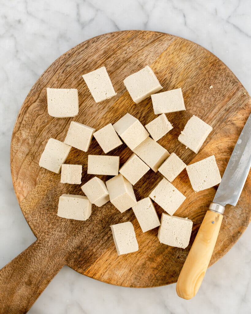 Natur Tofu in Würfel geschnitten