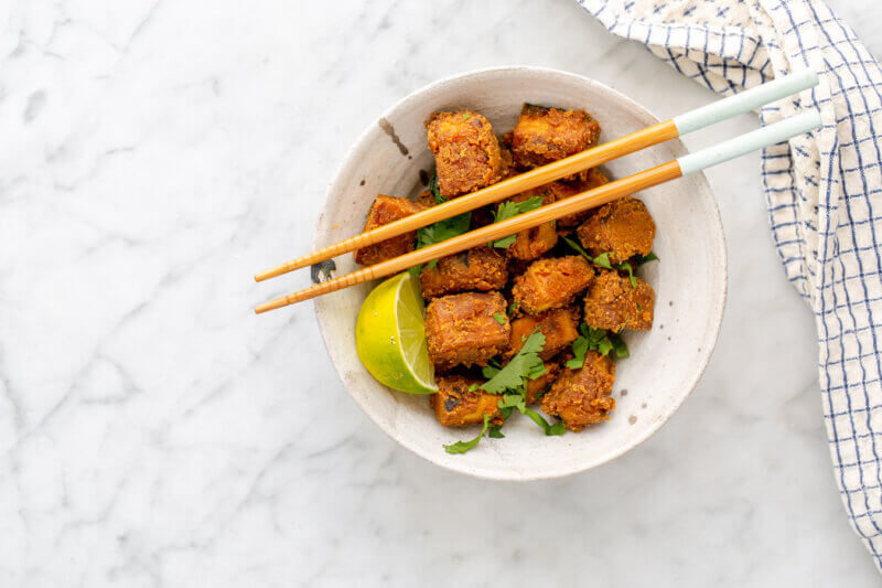 Knuspriger Erdnuss Tofu mit Stäbchen